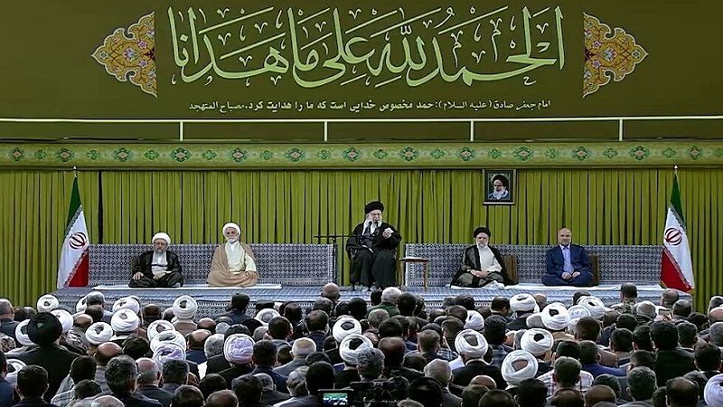 الإمام الخامنئي: مساعدة بعض الدول الإسلامية للكيان الصهيوني خيانة للأمة&nbsp;
