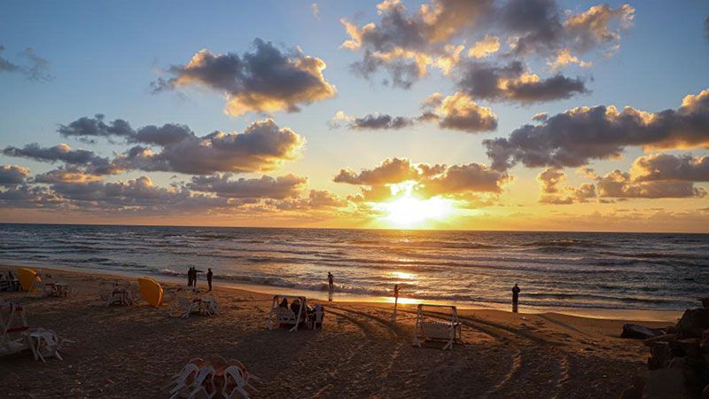 شواطئ غزّة تستقبل الوافدين وإرادة الحياة تنتصر على الموت